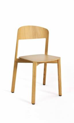 Ein leichter,stapelbarer Stuhl aus Formholz