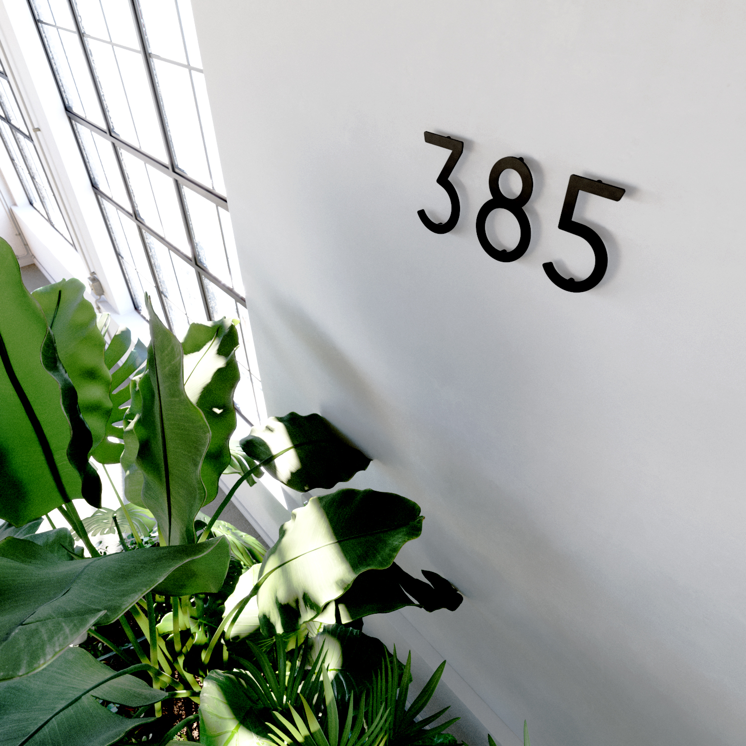 Hausnummern, die an einer Wand angebracht sind.